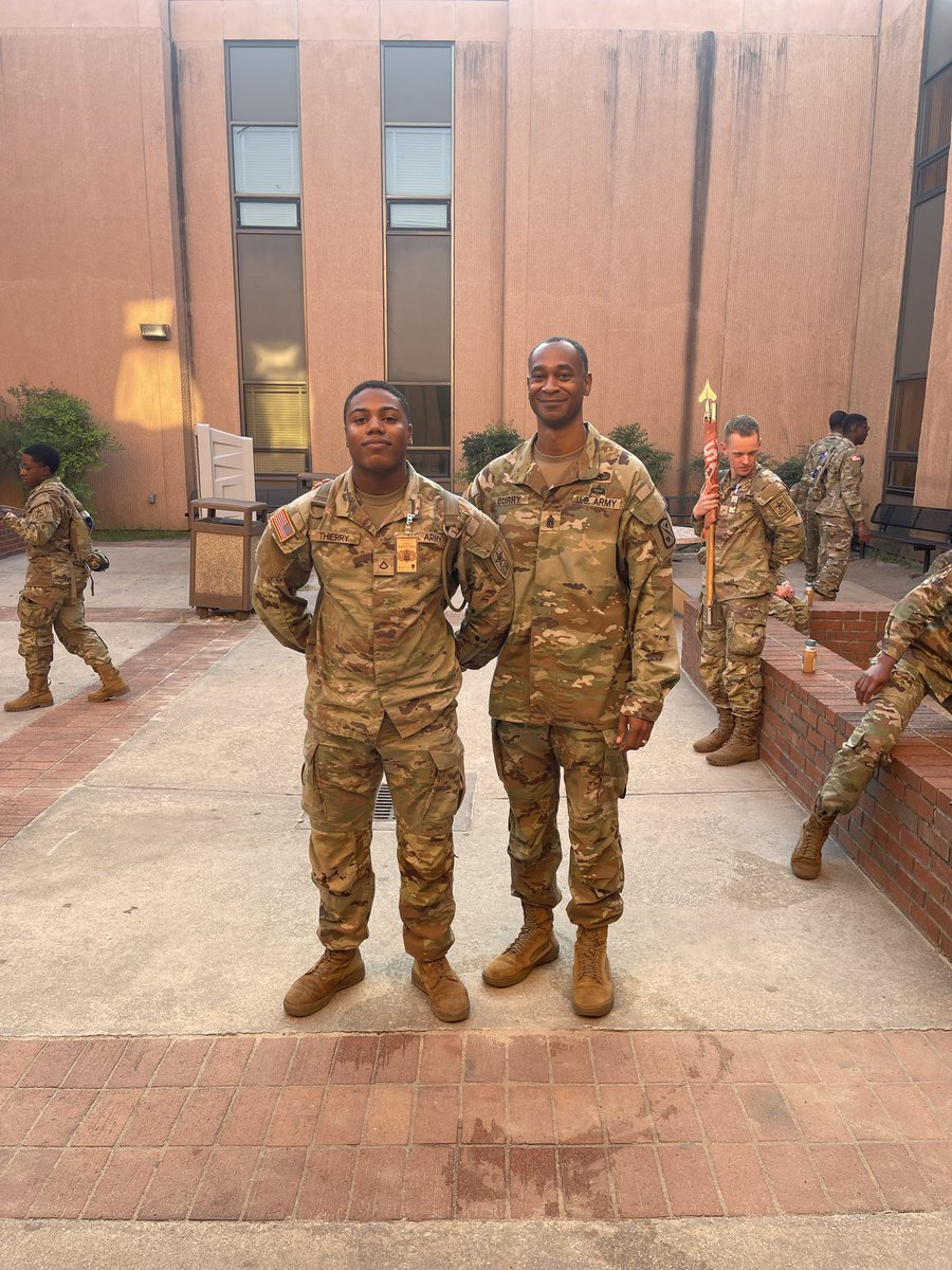 While visiting the School House today, CSM Curry was invited by PFC Thierry to conduct #PlankTalk with (MOS) 25B - Information Technology (IT) Specialists classes 078-22 and 079-22. Engaged Cores Engaged Leaders #ECEL #whatsyourwarrior #ThisIsMySquad #motivation #ServeWithUs