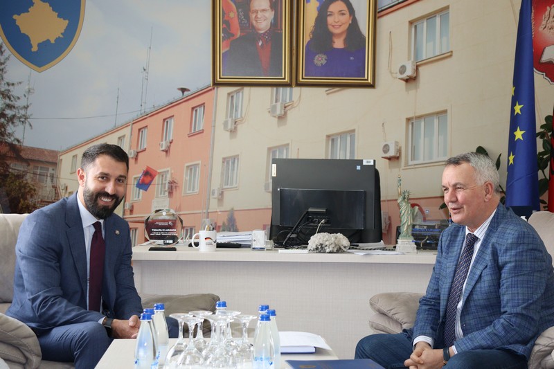 MPL_KS's tweet photo. Minister Krasniqi is received by Imri Ahmeti, Mayor of Lipjan, w whom they discussed about municipal projects, cooperation b/w Municipality &amp;Gov, &amp;improving the provision of municipal services 4citizens. They also visited some projects financed by MLGA.
👇
https://t.co/AjsrHYVgH3 https://t.co/aKd8IQ3kcI
