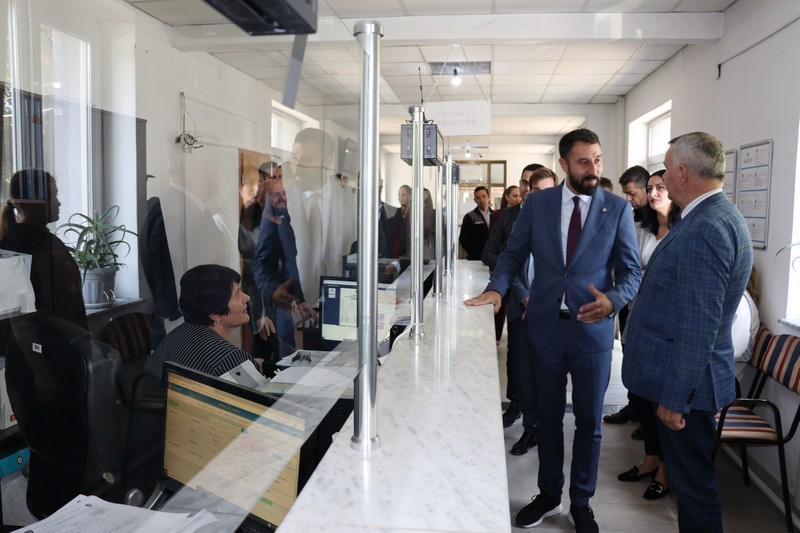 MPL_KS's tweet photo. Minister Krasniqi is received by Imri Ahmeti, Mayor of Lipjan, w whom they discussed about municipal projects, cooperation b/w Municipality &amp;Gov, &amp;improving the provision of municipal services 4citizens. They also visited some projects financed by MLGA.
👇
https://t.co/AjsrHYVgH3 https://t.co/aKd8IQ3kcI