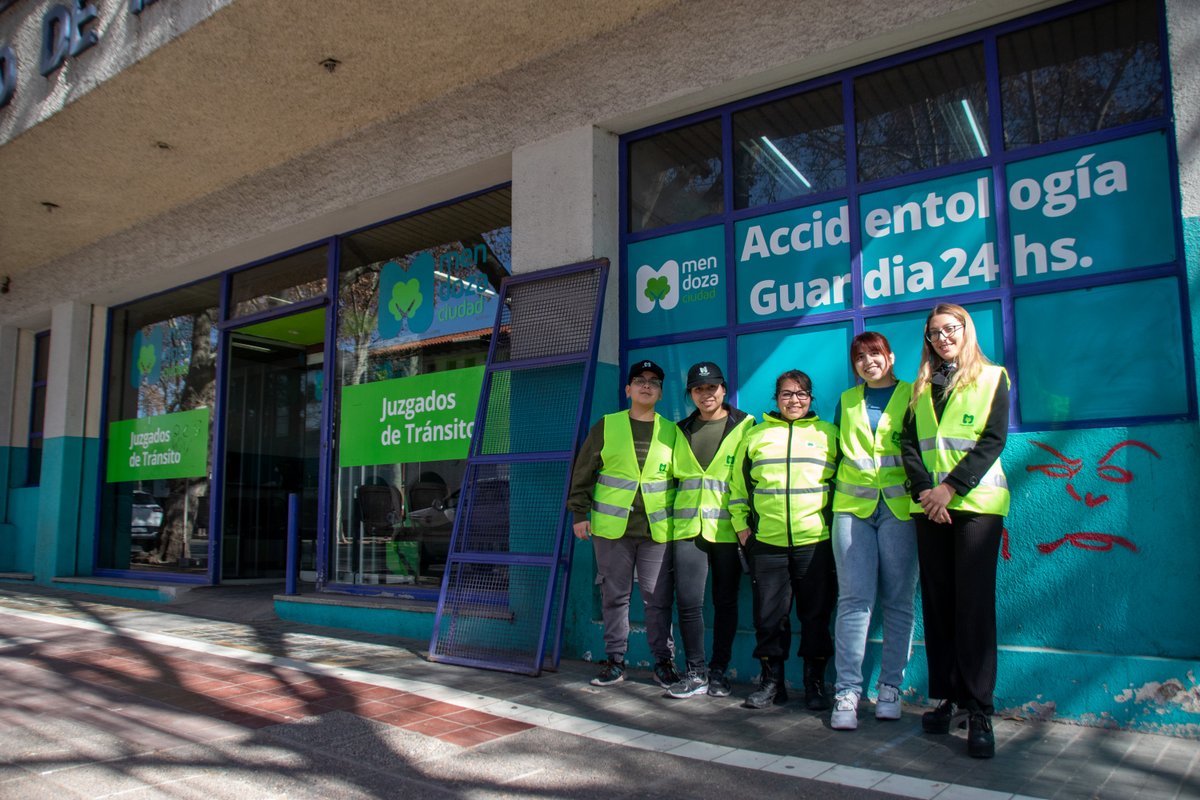 Alumnos de la Universidad del Aconcagua realizan sus prácticas en el municipio. Son 43 los estudiantes de la Licenciatura en Criminalística que están llevando a cabo sus pasantías en el área de Seguridad Vial del municipio.

ciudaddemendoza.gob.ar/2022/09/20/alu…