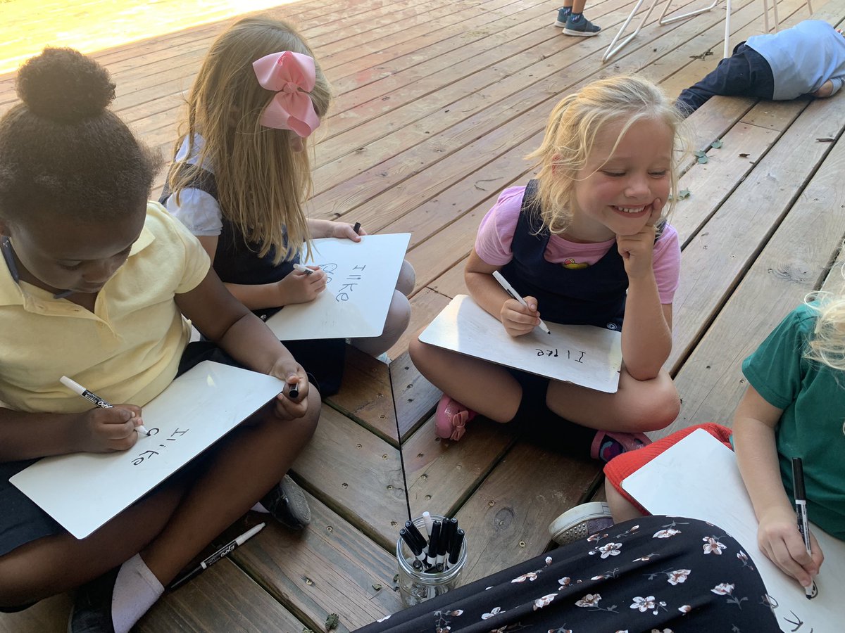 _Ms_Meredith's tweet photo. Beautiful days call for small groups outside! We were getting a little antsy, so instead of powering through a whole group lesson on the carpet, I delivered the mini lesson in small groups and had the other kids play. We learned much more this way than if we’d all been cooped up! https://t.co/bWn4Je94GG