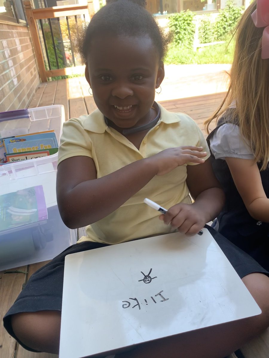 _Ms_Meredith's tweet photo. Beautiful days call for small groups outside! We were getting a little antsy, so instead of powering through a whole group lesson on the carpet, I delivered the mini lesson in small groups and had the other kids play. We learned much more this way than if we’d all been cooped up! https://t.co/bWn4Je94GG