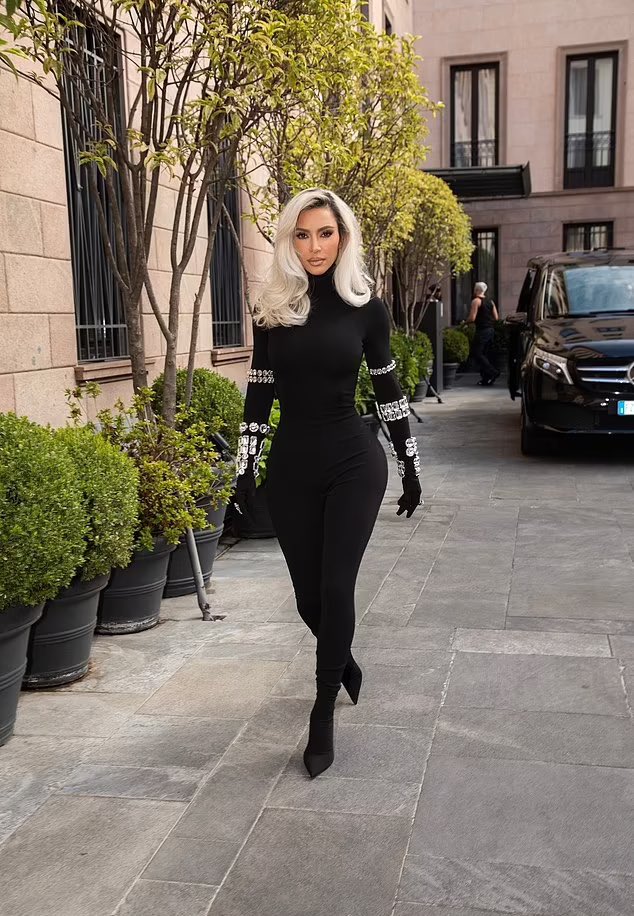 KNKWupdates's tweet image. Kim Kardashian leaving Dolce &amp;amp; Gabbana office's in Milan today.