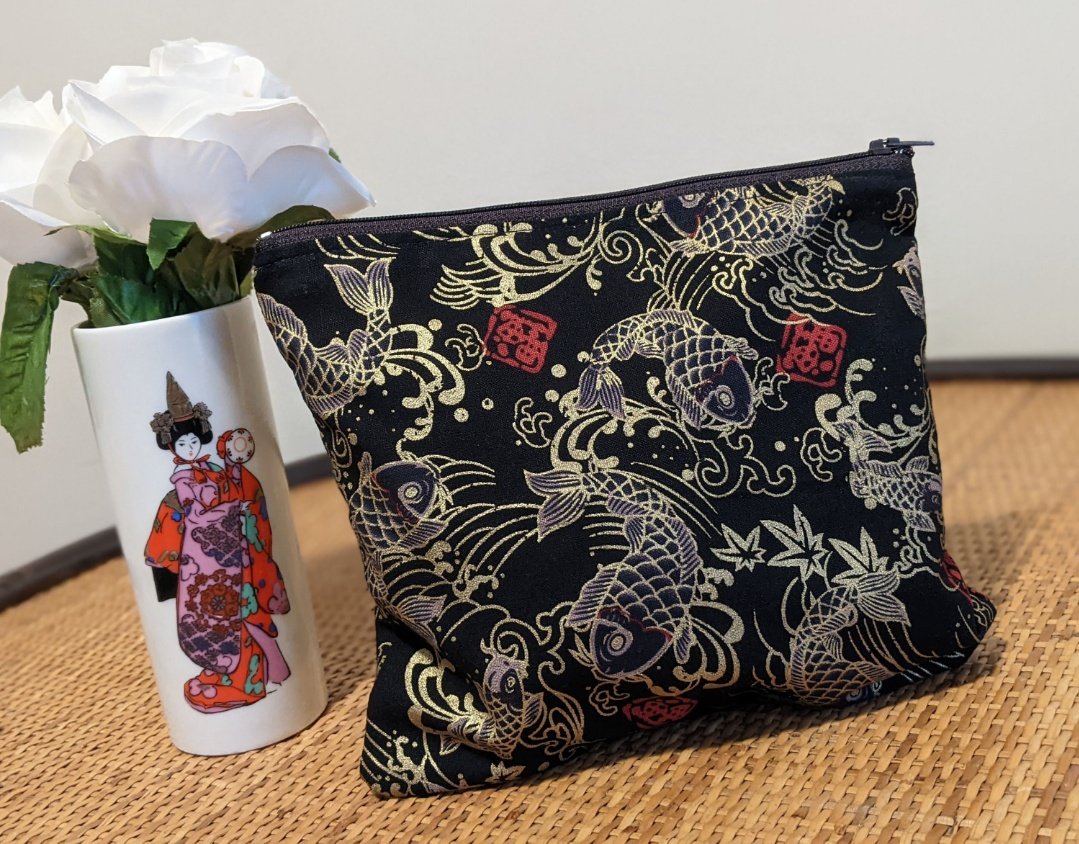 👺🥢 This handcrafted retro koi fish zippered pouch makes the perfect multifunctional bag for keeping your cosmetics, for traveling, as a large wallet, etc. Find more Asian-inspired accessories like this in my shop! 
etsy.com/listing/127050…