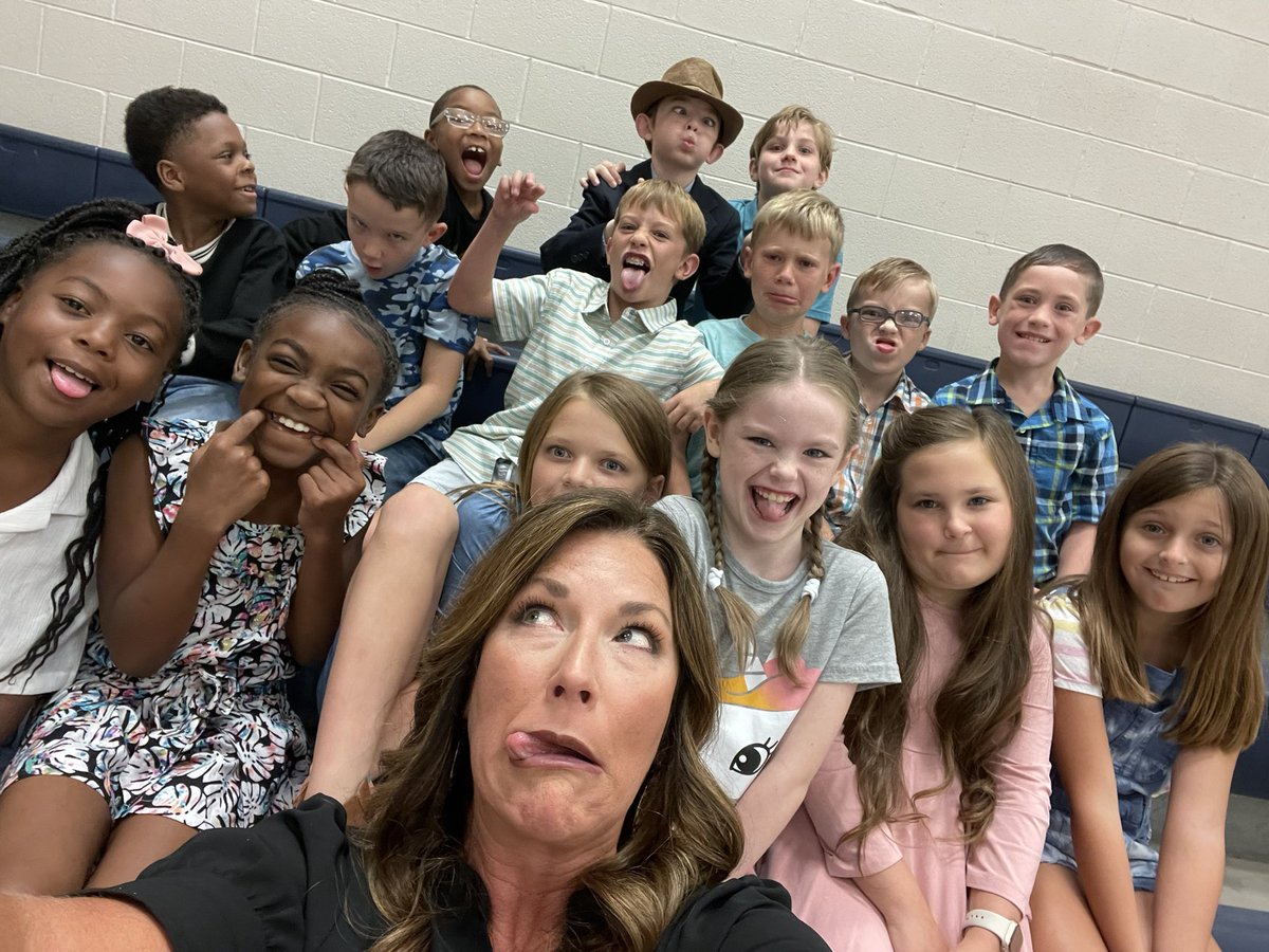 Snyder3rd's tweet photo. PICTURE DAY SUCCESS! Room 304 was looking pretty dapper today…. https://t.co/p2AOopz5Bp