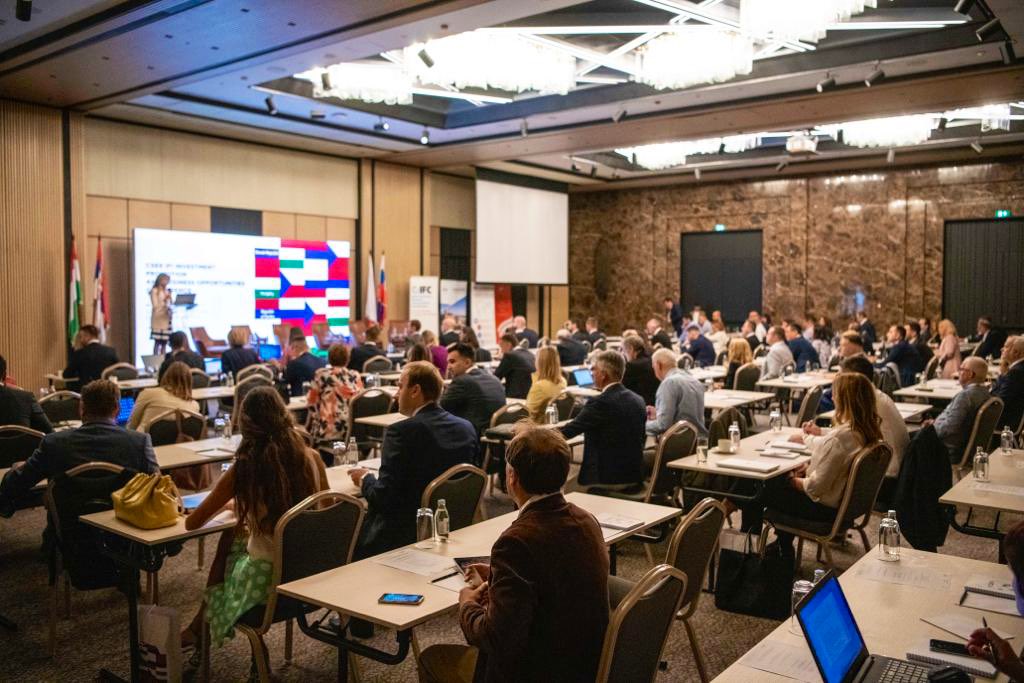CEB_export's tweet photo. #Agribusiness bylo téma odborné diskuze, kterou na konferenci o exportních příležitostech v Srbsku moderovala Kateřina Chmelařová z @CEB_export. Konferenci uspořádala #ČEB minulý týden společně s @IFC_org, #EXIMBANKASR, #EXIMHungary a #AOFI. https://t.co/k6vIiZsTrv