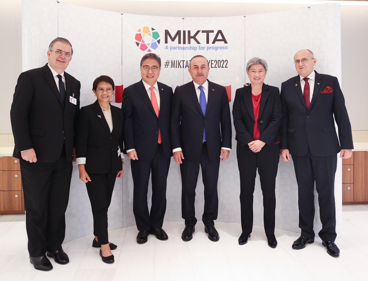 Polonya'nın da misafir olarak katıldığı MIKTA+ (Meksika, Endonezya, Kore, Türkiye, Avustralya) Dışişleri Bakanları Toplantısı’na Türkevimizde evsahipliği yaptık. Hosted MIKTA+ Foregin Ministers Meeting with the participation of Poland at #TurkishHouse. 🇹🇷🇲🇽🇮🇩🇰🇷🇦🇺+🇵🇱 #UNGA77