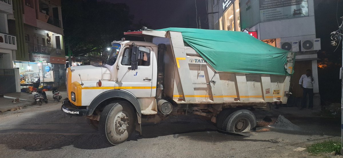 pavan2712's tweet photo. Dear @BBMPCOMM, please have a look at this images attached, this is the quality of roads everywher, now it takes many months to close that big hole and it will be left the same to risk life.

Address:
D-group layout, 60 feet road,  Srigandhada kaval, near Sallapuradamma temple https://t.co/Q6KMsKtyRB