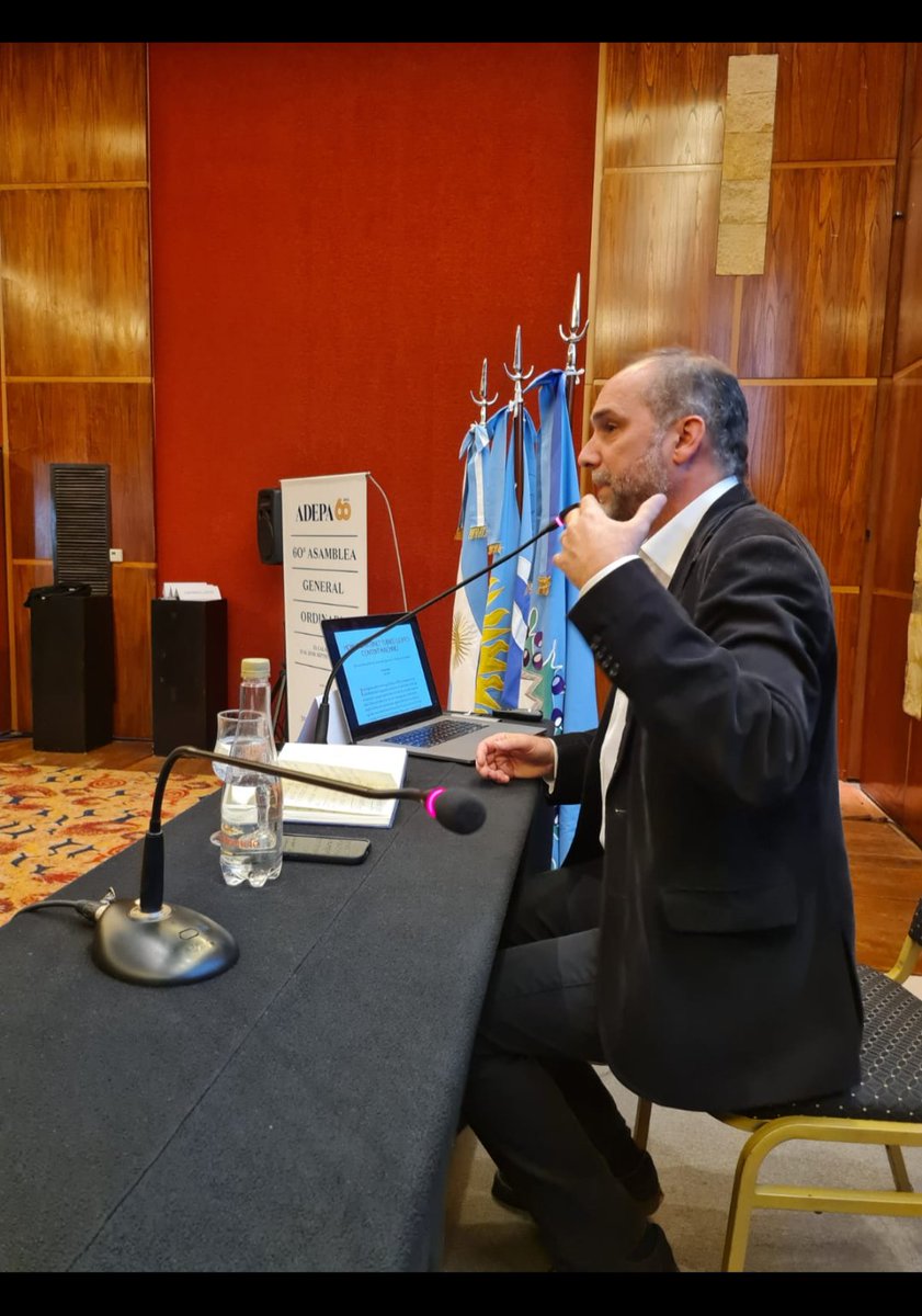 Adepargentina's tweet photo. Periodismo digital y estrategia de producto fueron los temas estrella de la primera parte de la #JornadaAbierta de #ADEPA, a cargo de @chaniguyot y @gserralta. Gracias a los estudiantes de la zona que se acercaron a participar! #ADEPAEnElCalafate https://t.co/V7G1mysaHB
