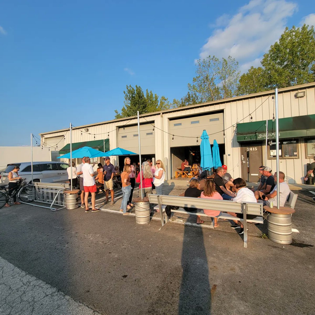 sideswipebrew's tweet photo. Taproom life. @arcadesuperawesome
#sideswipe #brewing #brewery #brewer #bartenders #pints #flights #crowlers #growlers #sixpacks #ohiocraftbeer #drinkbeermadehere #drinkupcolumbus #drinklocal #craftdrafts #water #malt #yeast #hops #cbus #ipa #coolerbeers #neighborhood #arcade https://t.co/NOs1FGvb07