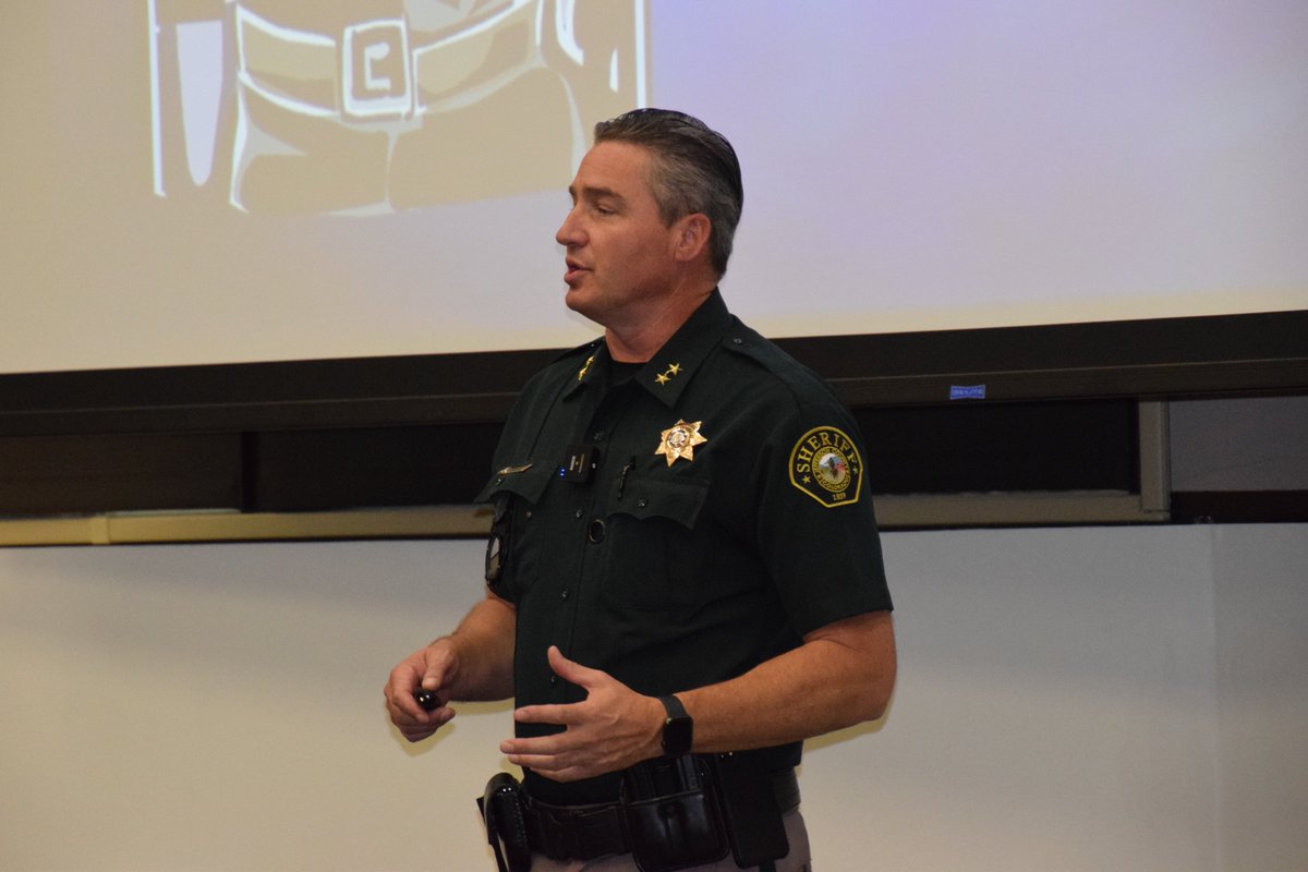 jeffcosheriffco's tweet photo. Last night was week 2 at the #JCSO 2022 Citizens Academy. Attendees learned about the Detention Services Division and our special units #SORT team (Special Ops Response Team)...and, of course, enjoyed good snacks while learning how we #DoGoodInGreen. https://t.co/7mfyu1AAAU