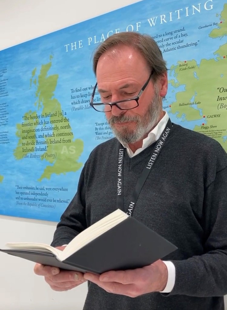 NLIreland's tweet photo. Join Dr Michael Keyes for When 'hope and history rhyme' β #SeamusHeaney and βThe Troubles', a @HistFest talk taking place at our exhibition @SeamusHeaneyNLI.
ποΈ Book now for Friday 7th October, 1pm:
https://t.co/wcCExBuFwP
With #ISLinterpretation by Pauline McMahon. https://t.co/TjNXfUxE2u