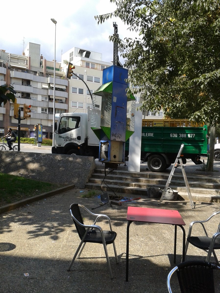 eldimonipuntcom's tweet photo. @danisoriano70 @abachesteve @GironaJaNoMola @DiarideGirona :: tot recordant José Luis López Vázquez... a #laRodona, ctra. #SantaEugènia / carrer i plaça #RiuGüell, davant de La Gavina, la cabina s'ha endut els records i les converses fixes, l'olor de ranci de @Telefonica i totes les vegades que no ha funcionat... ☎️ https://t.co/d9qbZaZy7J