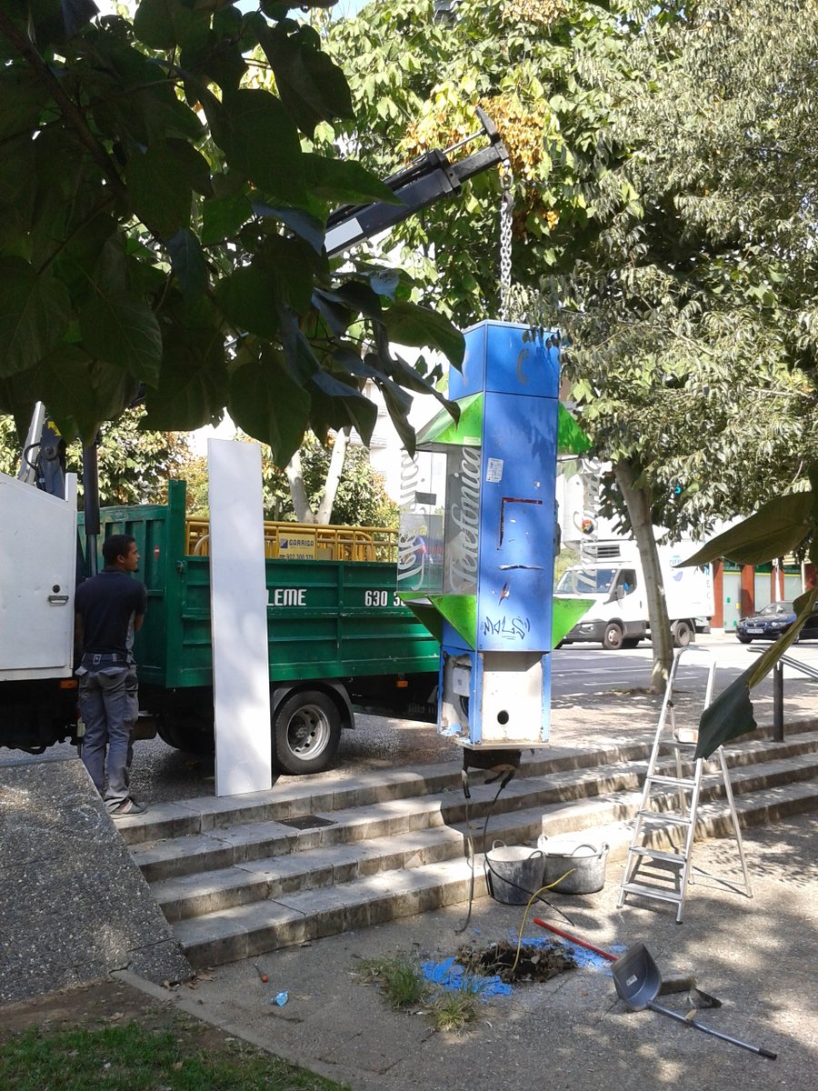 eldimonipuntcom's tweet photo. @danisoriano70 @abachesteve @GironaJaNoMola @DiarideGirona :: tot recordant José Luis López Vázquez... a #laRodona, ctra. #SantaEugènia / carrer i plaça #RiuGüell, davant de La Gavina, la cabina s'ha endut els records i les converses fixes, l'olor de ranci de @Telefonica i totes les vegades que no ha funcionat... ☎️ https://t.co/d9qbZaZy7J