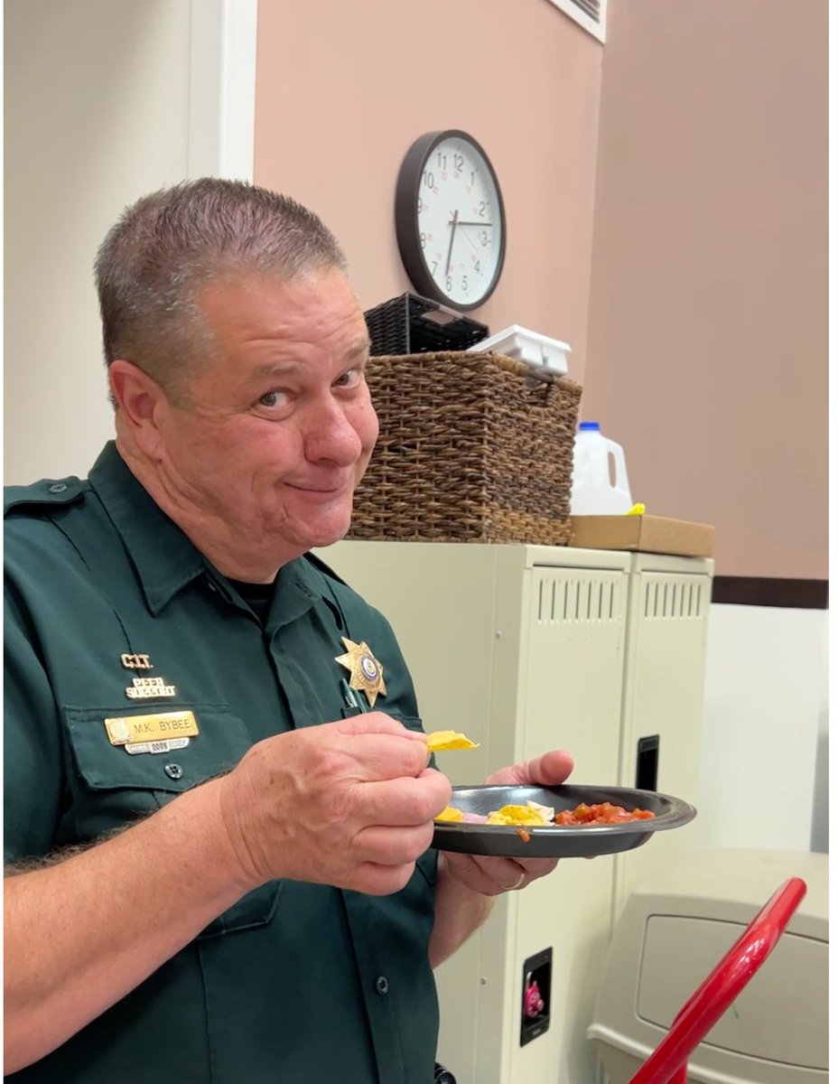 jeffcosheriffco's tweet photo. Last night was week 2 at the #JCSO 2022 Citizens Academy. Attendees learned about the Detention Services Division and our special units #SORT team (Special Ops Response Team)...and, of course, enjoyed good snacks while learning how we #DoGoodInGreen. https://t.co/7mfyu1AAAU
