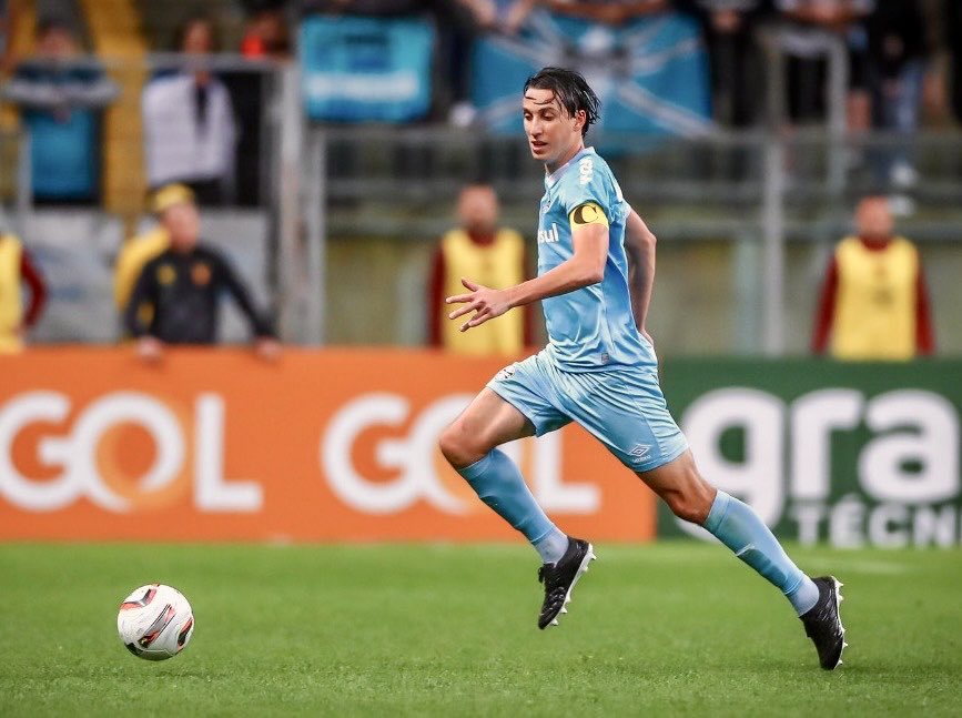 SofascoreBR's tweet photo. 🔎 Pedro Geromel (37 anos) entre os jogadores do @Gremio no @BrasileiraoB 2022:

1º em passes certos (1.079)
1º em bolas longas certas (107)
1º em ações defensivas (209)
1º em cortes (124)
1º em interceptações (46)
1º em bolas recuperadas na defesa (83)

Capitão! 🍷💪 https://t.co/pr1NInzDLN