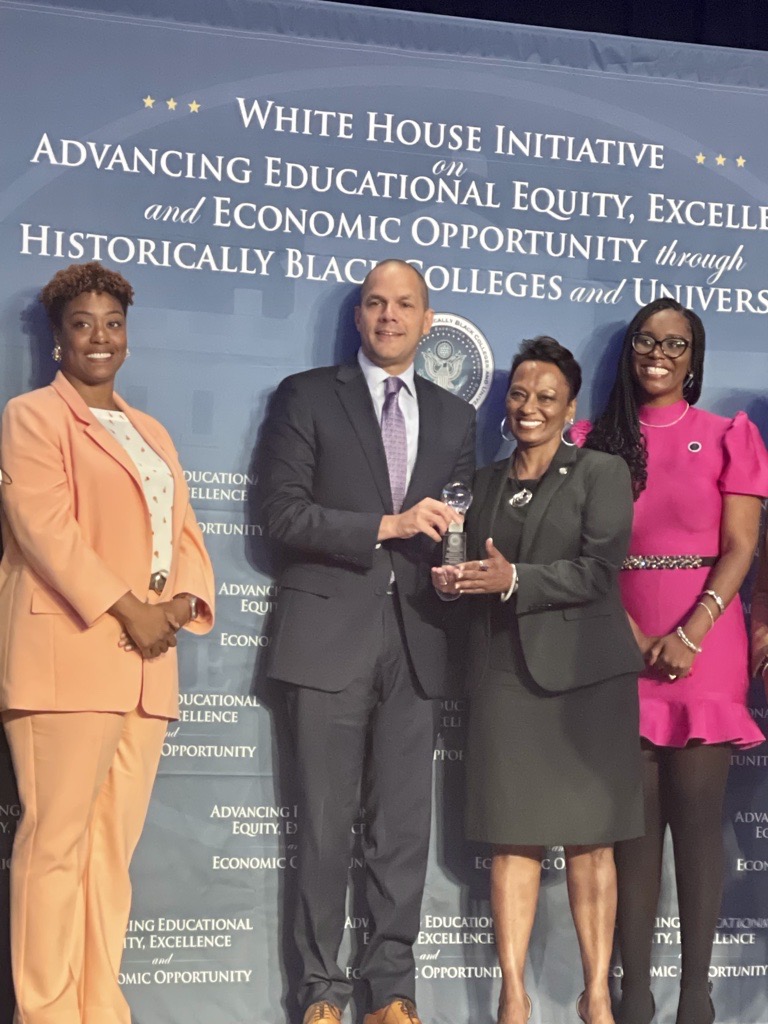 jsiddiqi7's tweet photo. Beyond thrilled & honored to be here in DC for @WHI_HBCUs #HBCUweek, and to accept the Private Partnership Award alongside our @Hunt_Institute team.
This award belongs to everyone at Hunt for their hard work and dedication this summer supporting the @WHI_HBCUs visit to NC HBCUs! https://t.co/aLoeB0TkLd