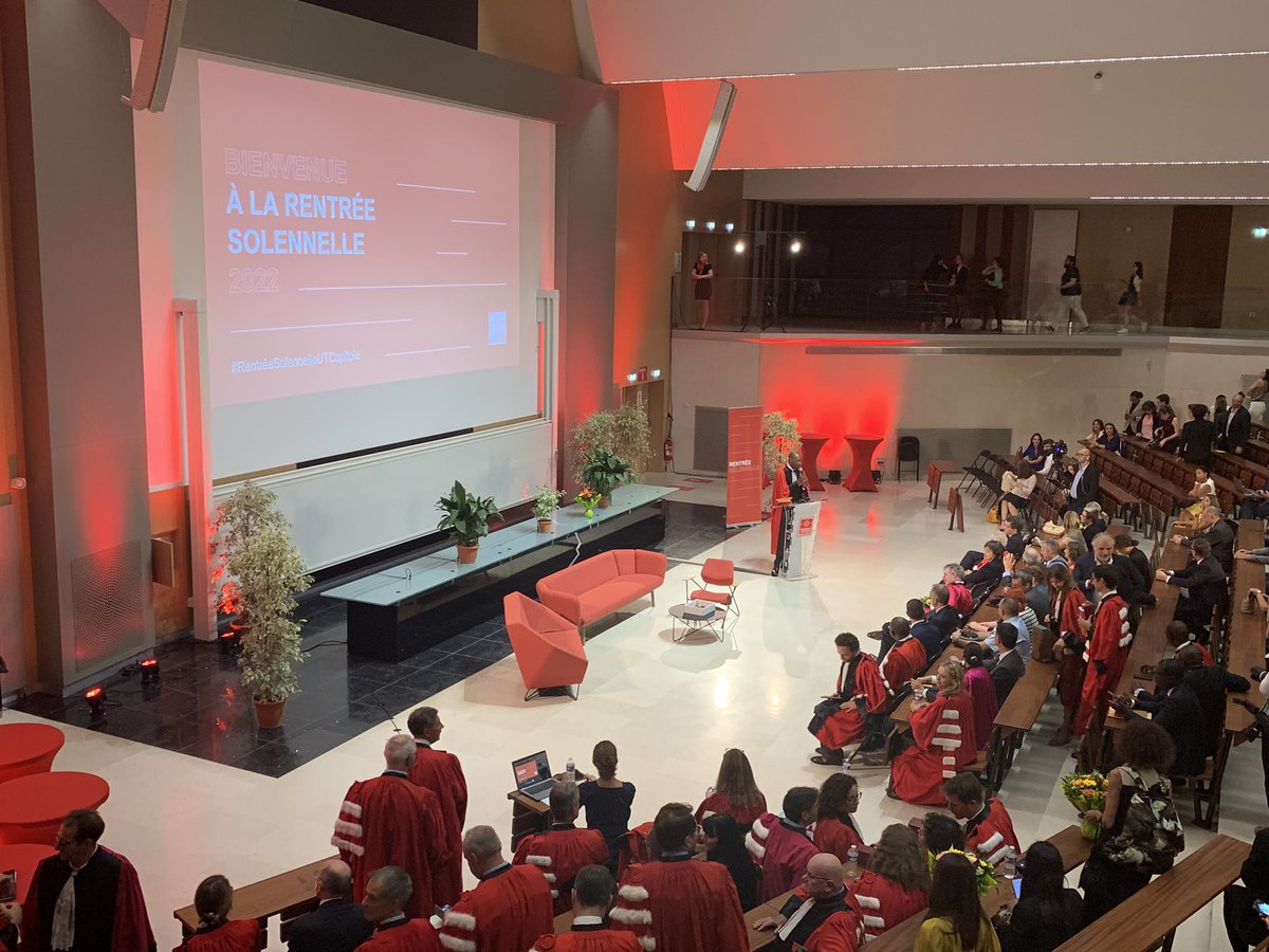 UTCapitole's tweet photo. [LIVE - #RentréeSolennelleUTCapitole]
La cérémonie de rentrée solennelle 2022 touche à sa fin ! Un grand merci à l’ensemble des intervenants pour leur participation et leur implication dans la transformation de notre université ! 👏
Nous remercions également nos invités présents. https://t.co/291gsWSBbG