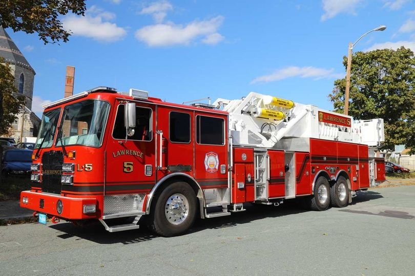 frostlions's tweet photo. The Lawrence Fire Dept had a fire drill at school right before the rain started! Students did a great job following adult directions, exiting the building and being safe. Please ask your child about it at home tonight. #proudfrostlions #westaysafe @LPS_Education https://t.co/I0M2ISSGpD