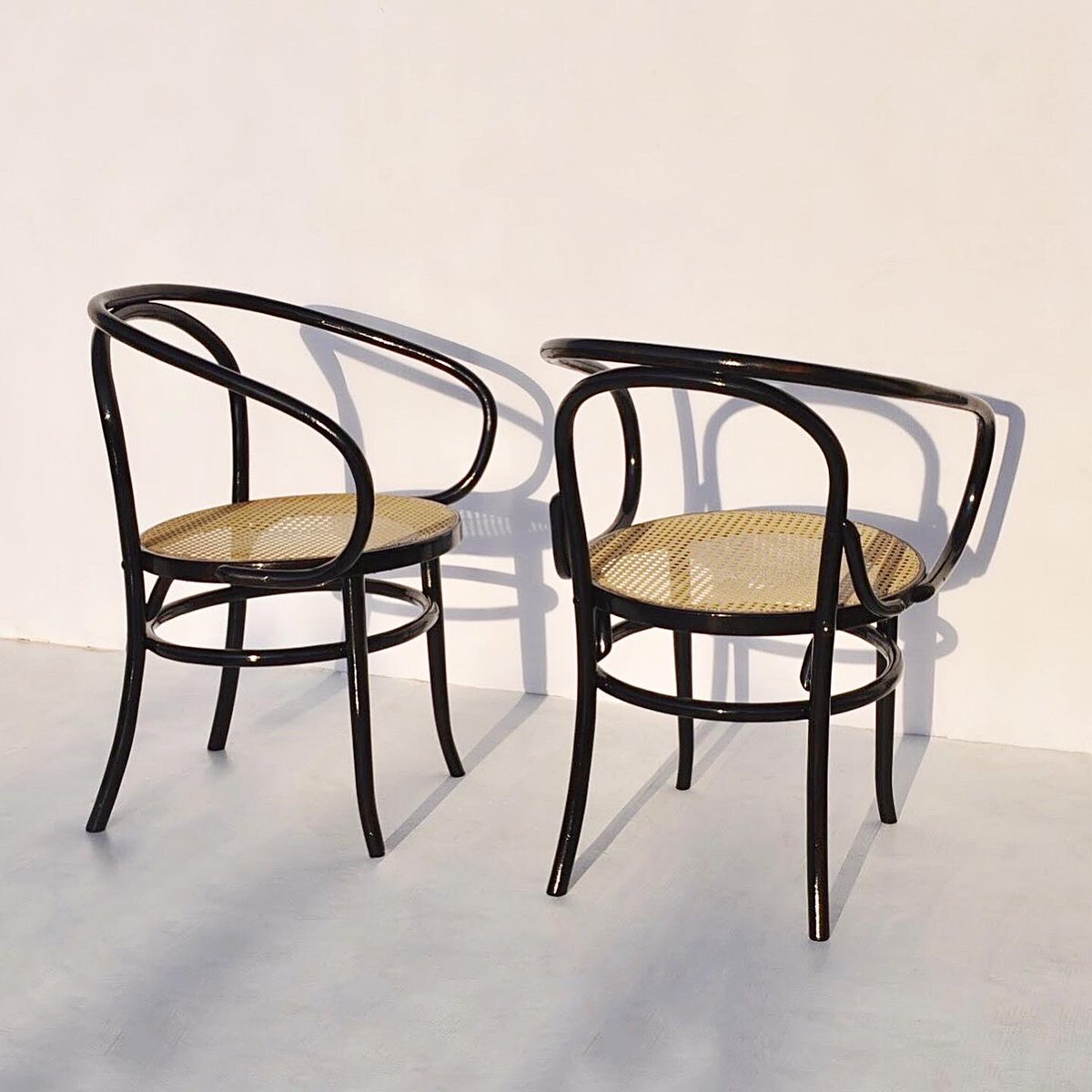 #Thonet Set Chair - Sold 

A result of Thonet’s dream of designing furniture that could be mass-produced and sold at an affordable prive. 
This is a result from restauration by Zagaia Studio in 2020.