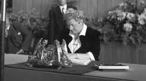HeikeSpecht's tweet photo. Vor 126 Jahren wurde Elisabeth Selbert geboren. Ihr haben wir die Formulierung "Männer und Frauen sind gleichberechtigt" in Art. 3 GG zu verdanken.
Selbert trat 1918 in die #SPD ein und studierte Jura. Nach 1933 war es für Frauen fast unmöglich zur Anwaltschaft zugelassen 
1/4 https://t.co/z1AH7hK8lK