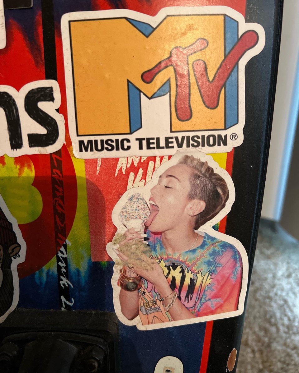 _ProcrastPod's tweet photo. ๐ค๐ฝ And just like that Weโve finally posted this callback to S2E4: -J.I. Janeโs Entanglement- where we talked about @joshu_ay having this @mileycyrus sticker @humanresourcesnetflix #netflix #humanresources #mileycryus #procrastpod ๐๏ธ https://t.co/4y4ZREf19u