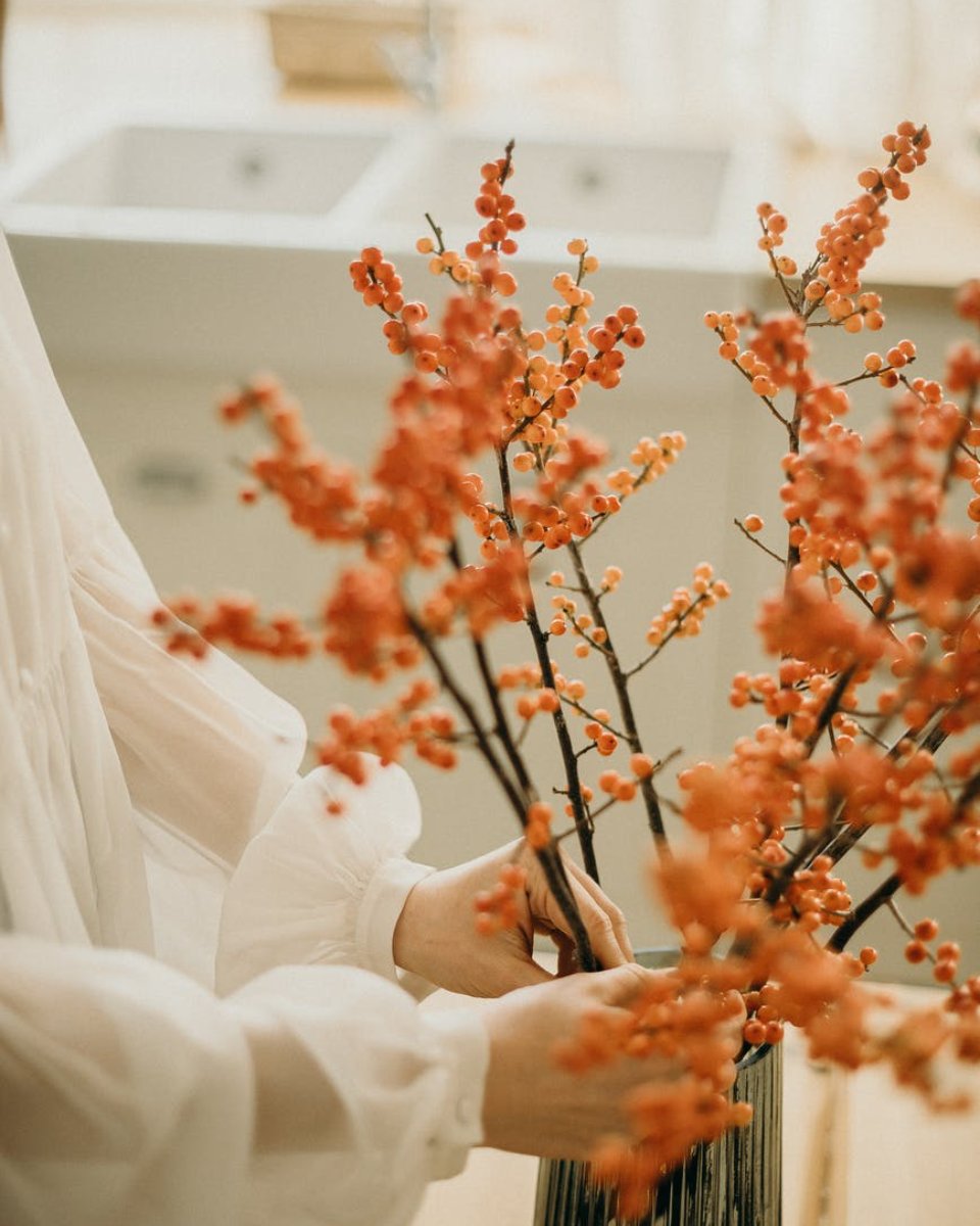 Bradshaw_Group's tweet photo. The color orange brings warmth and autumn feels to your home. To make potential buyers feel more welcomed, try incorporating pops of this eye-catching color in your throw pillows, vases, or wall art. https://t.co/suJLuZNsPy