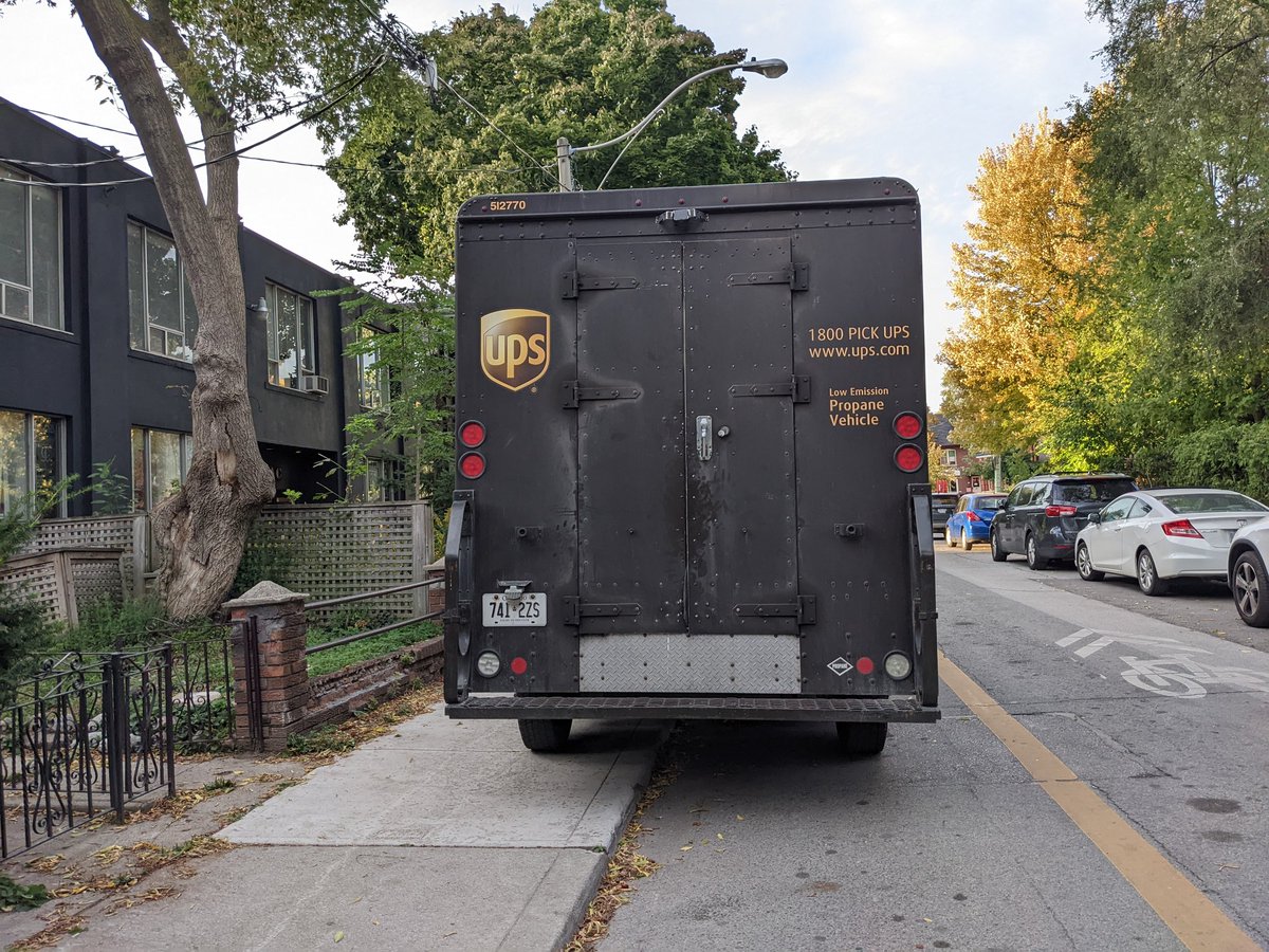 deeplyconcern's tweet image. Hey @UPS, two delivery trucks parked in contra-flow bike lanes, a minute apart. Is it company policy to put cyclists into oncoming traffic? @TorontoPolice @VisionZeroTO