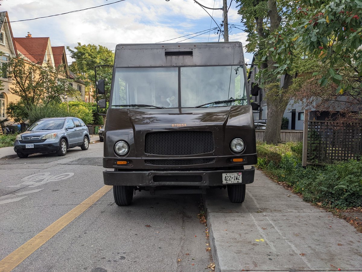 deeplyconcern's tweet image. Hey @UPS, two delivery trucks parked in contra-flow bike lanes, a minute apart. Is it company policy to put cyclists into oncoming traffic? @TorontoPolice @VisionZeroTO