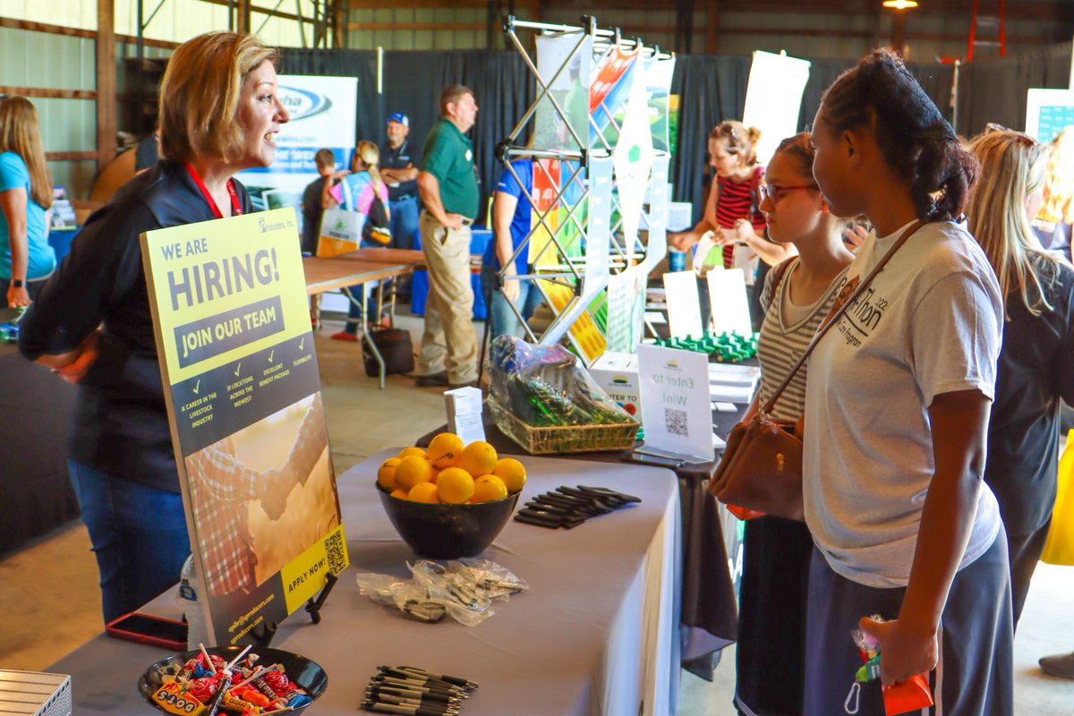 OhioAgriBiz's tweet photo. Thank you to all of the companies and career seekers who stopped at our @OhioStateFSR Career Exploration Fair on Wednesday! Hopefully everyone had a great #FSR22! https://t.co/JJBoq1fMBe