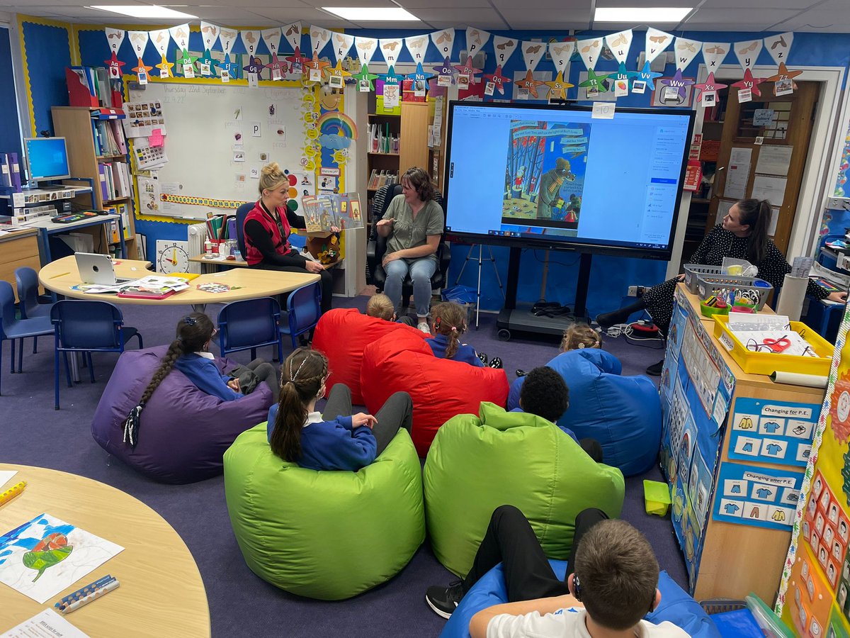 WindsorParkFalk's tweet photo. Sally signed our ECO story today to everyone and then a story book to P1/2. Thank you, Sally ๐
#PositiveDeafRoleModel https://t.co/8bROdTiPRO