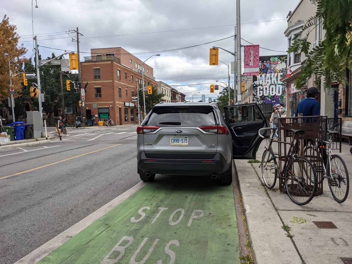 deeplyconcern's tweet image. Daily reminder that paint on the road means nothing. A bus stop and Bloor bike lane turned into a loading space. @TorontoPolice @VisionZeroTO