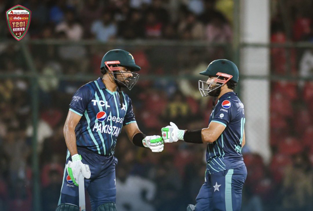 76Shadabkhan's tweet photo. Yaad rakhein King hamesha King hi hota hai aur @babarazam258 KING hai. Dunya buht jald bhool jaati hai. Aur @iMRizwanPak bhai jesa fighter maine nahi dekha. Hum harein gai bhi jeetay gai bhi, it is part of cricket. Yeh hai hamara Pakistan, hamari team. #PakistanZindabad https://t.co/g4ry2T2djf
