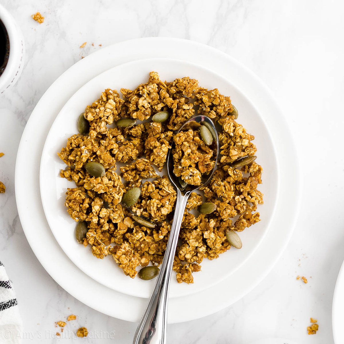 {NEW} #Healthy Pumpkin Spice Granola! 🎃 Full of crunchy clusters &amp; lots of cozy pumpkin spice flavor! It’s quick &amp; SUPER easy to make. Only 5 ingredients! 🥳🙌🏻🍂 #recipe: amyshealthybaking.com/blog/2022/09/2…
