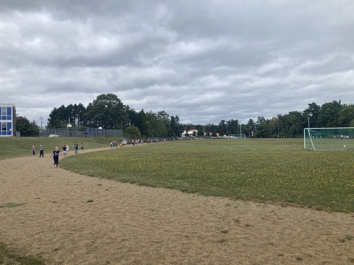 CDS students honouring Terry Fox today with our own marathon of hope. 🏃‍♂️🏃‍♀️💨