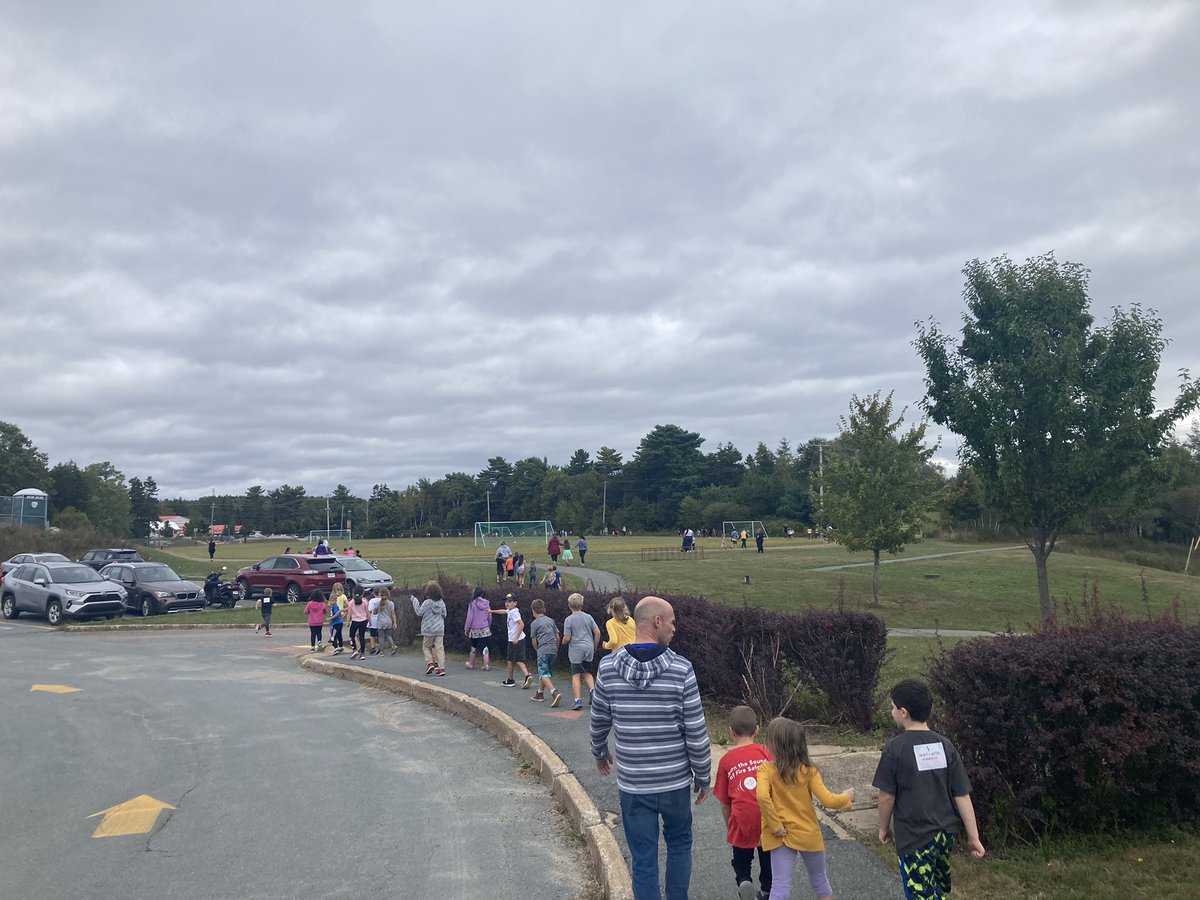 SSRCECDS's tweet photo. CDS students honouring Terry Fox today with our own marathon of hope. 🏃‍♂️🏃‍♀️💨 https://t.co/QST007GcgG