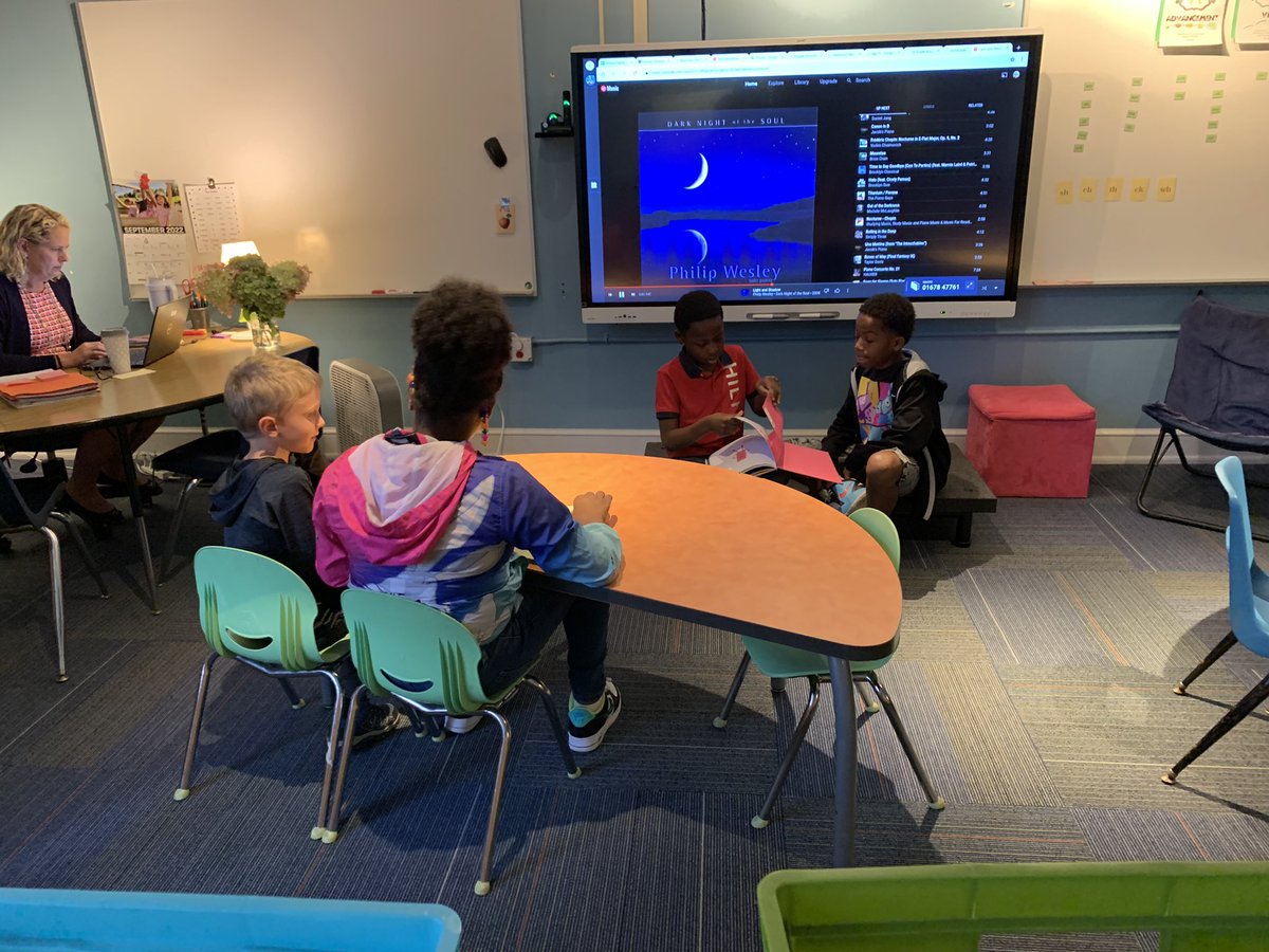 teach_jtaylor's tweet photo. It’s a great day to be an Oxford Tiger! #buddyreading #fatherswalk https://t.co/j7SXN8Zlpo