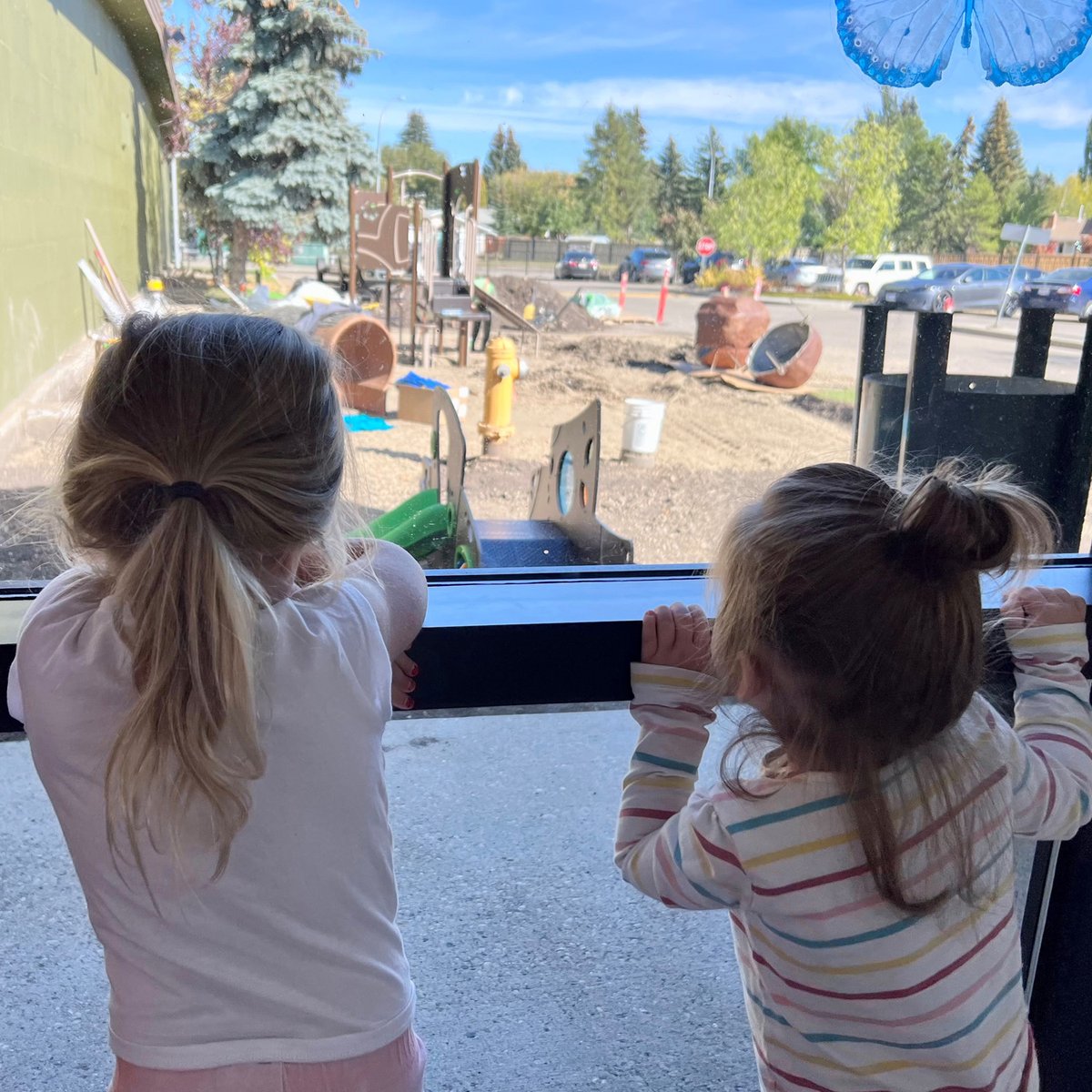 thederrickclub's tweet photo. Our Playroom kids are patiently waiting for the park to be finished. ⌛
#DerrickPlayroom #ParkConstruction #Park #Construction https://t.co/Ae5vubg2gR