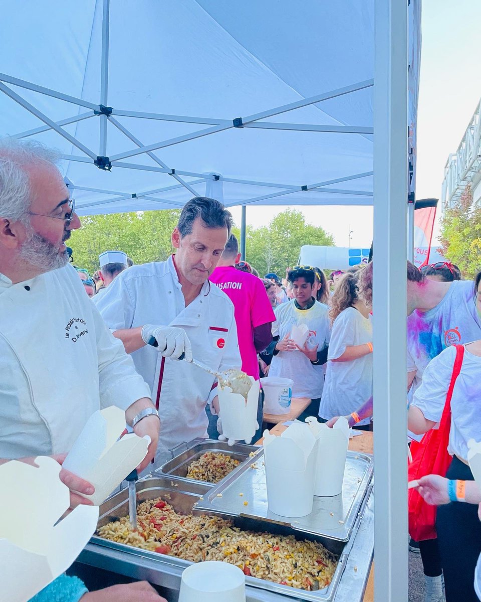CrousBFC's tweet photo. Ce jeudi, le Crous était présent sur le parcours de la #ColorCampus de @univbourgogne aux couleurs des 300 ans ! A la fin du parcours, notre stand proposait de délicieuses Torsades aux légumes d’été rôtis confectionnées par les chefs de vos Resto U' ❤️
Renversant ! 😋
#colorrun https://t.co/tKU7LWml2U