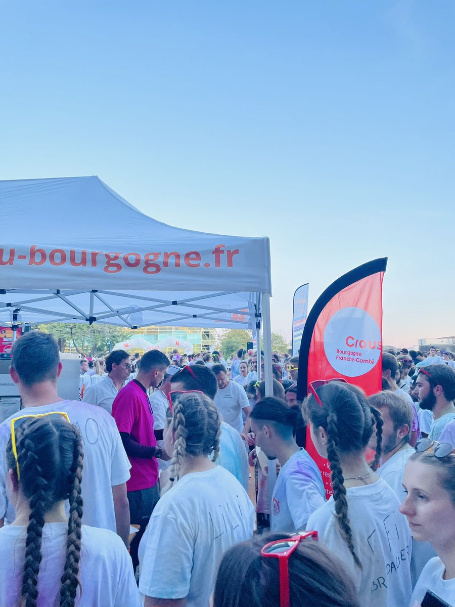 CrousBFC's tweet photo. Ce jeudi, le Crous était présent sur le parcours de la #ColorCampus de @univbourgogne aux couleurs des 300 ans ! A la fin du parcours, notre stand proposait de délicieuses Torsades aux légumes d’été rôtis confectionnées par les chefs de vos Resto U' ❤️
Renversant ! 😋
#colorrun https://t.co/tKU7LWml2U