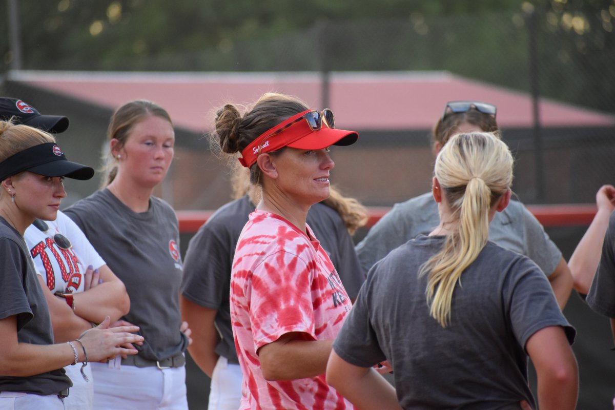 WKUSoftball's tweet photo. Spent the last day of 𝙨𝙪𝙢𝙢𝙚𝙧 at our favorite place☀️

#GoTops https://t.co/QOQYWlSaBC