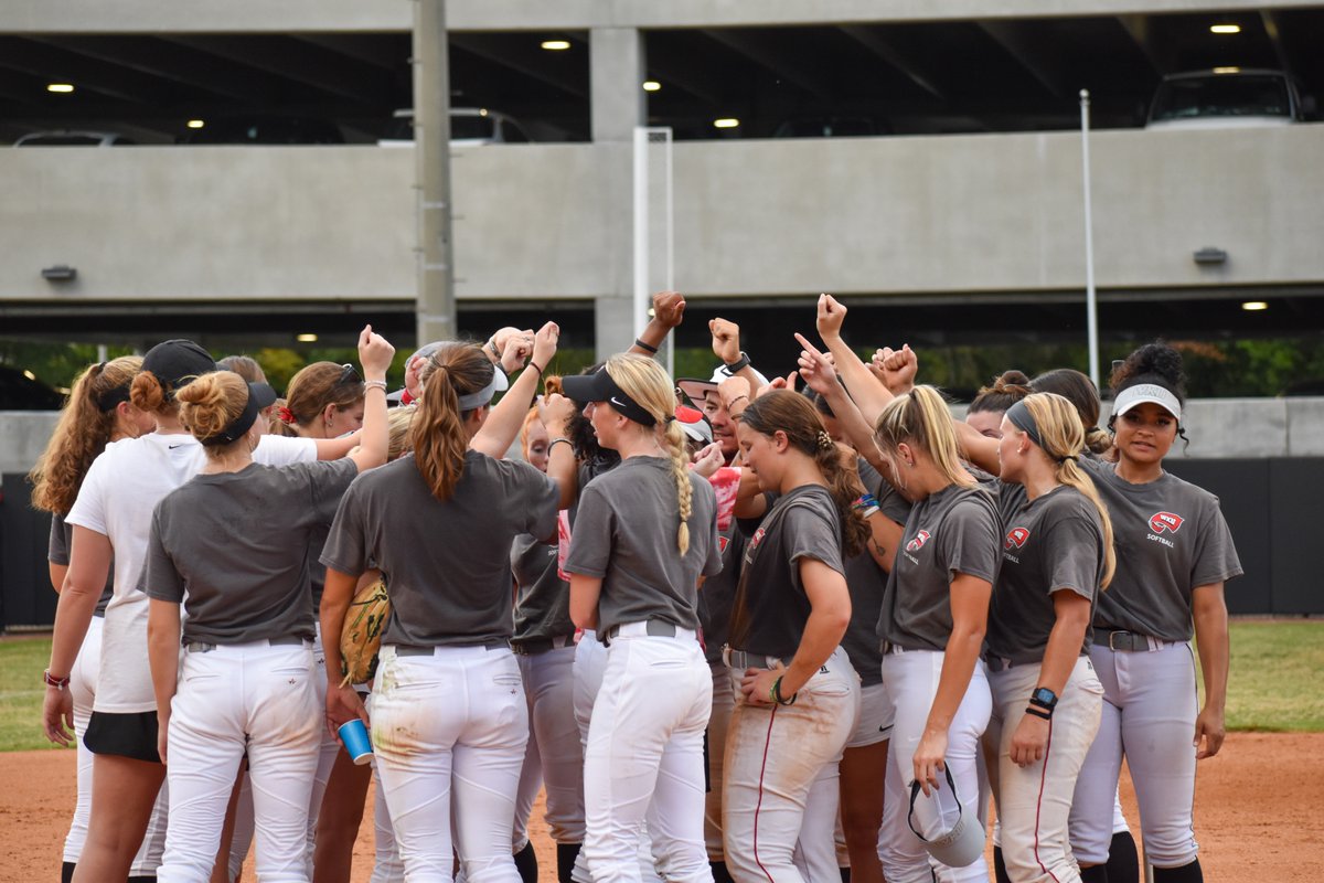 WKUSoftball's tweet photo. Spent the last day of 𝙨𝙪𝙢𝙢𝙚𝙧 at our favorite place☀️

#GoTops https://t.co/QOQYWlSaBC