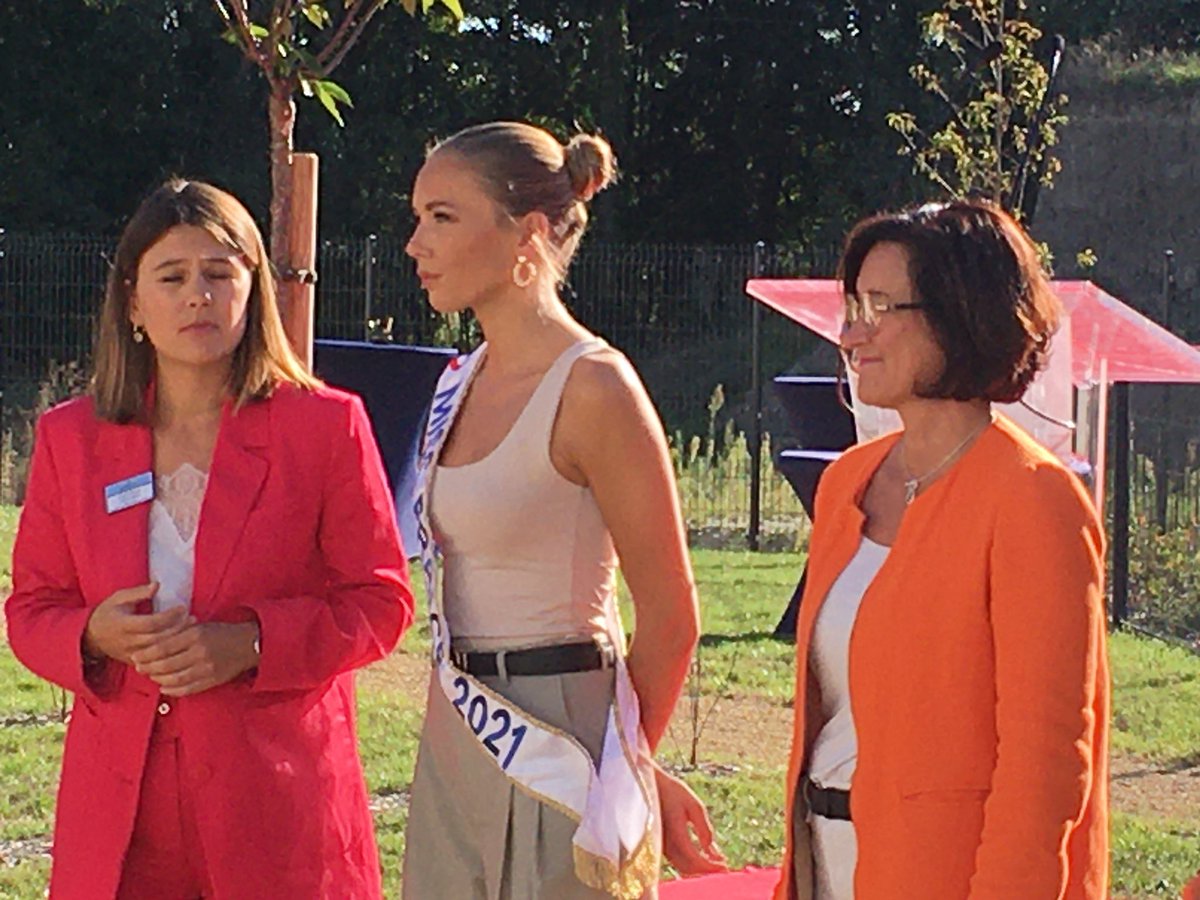 DaugeValerie's tweet photo. Nous avons eu une inauguration hors du commun à l’Ehpad Cérès de Saint-Gervais LTC #Chatellerault2
@EmeraGroupe , gestionnaire de la structure a convié @AmandinePetit_ miss France 2021, la reine de beauté a fait la joie des résidents, des familles et des élu(e)s ☺️ https://t.co/xqP3cKEnQA