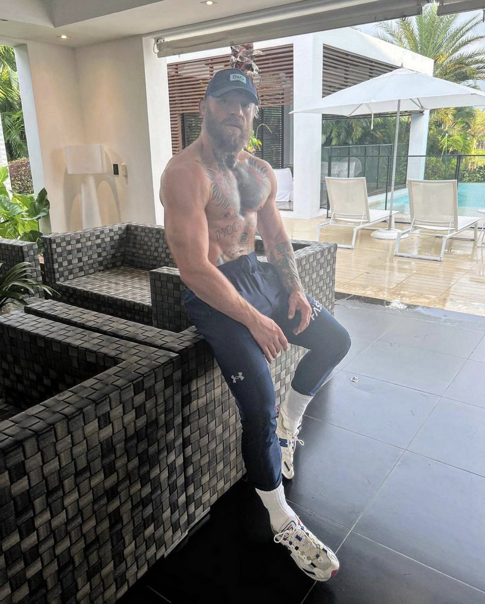 TheNotoriousMMA's tweet photo. Arnie. https://t.co/JxWQ13XmTB