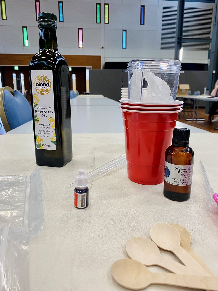 MissDMackin's tweet photo. An afternoon of experimenting with @Dr_JoBro from @RoySocChem , as part of the #TakeCharge Global Experiment 🔋 https://t.co/oXdoylfaNP