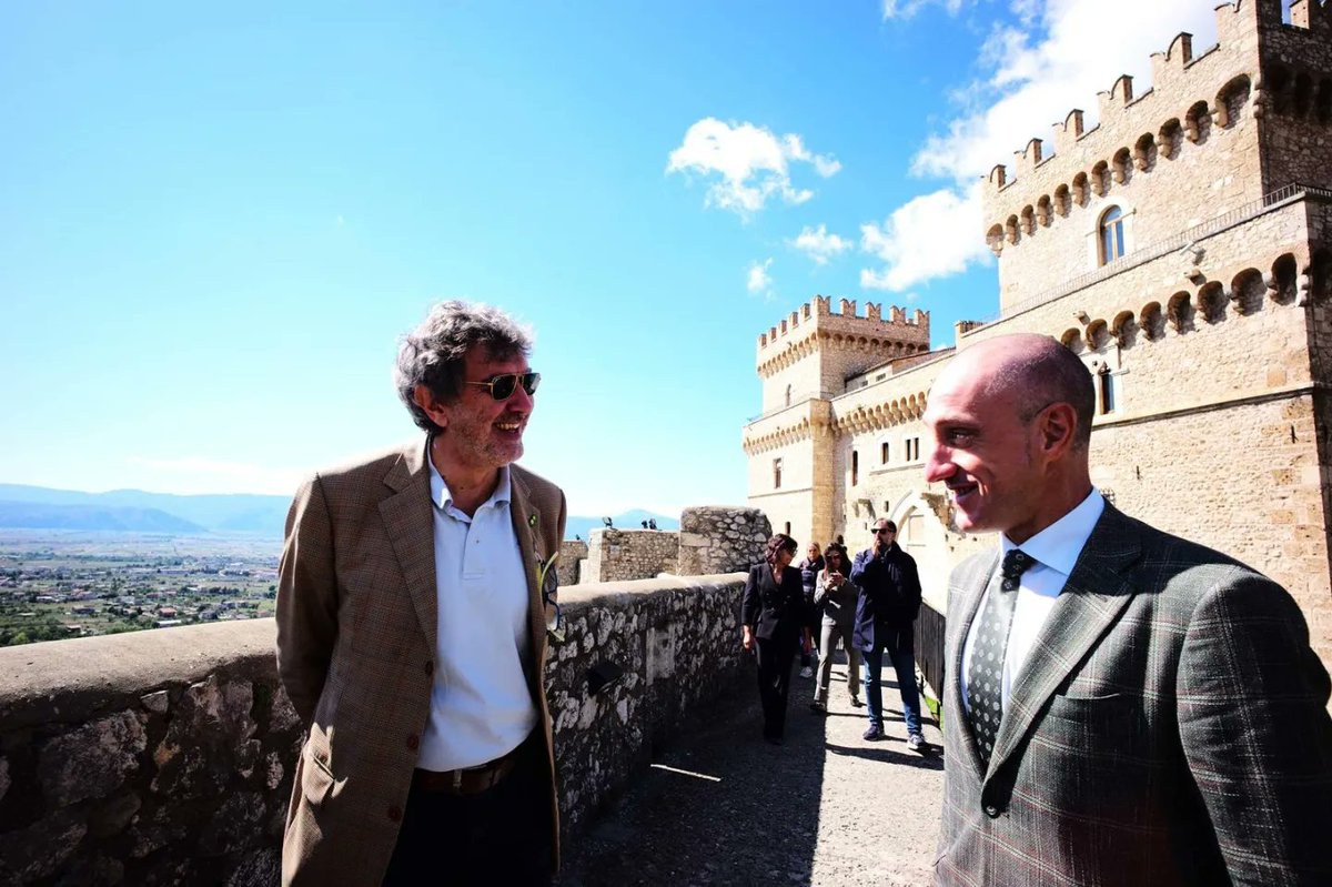 CelanoDi's tweet photo. 🇮🇹 Questa mattina il Presidente della @Regione_Abruzzo @marcomarsilio in visita a Celano, accolto dal Sindaco Santilli e Amministrazione.
Le tappe:
✅ Castello Piccolomini
✅ Centrale termica
✅ Impianto fotovoltaico
✅ Aziende Kopen e Oskura  
#comunedicelano 
#abruzzo https://t.co/kYPYUzuo5Q