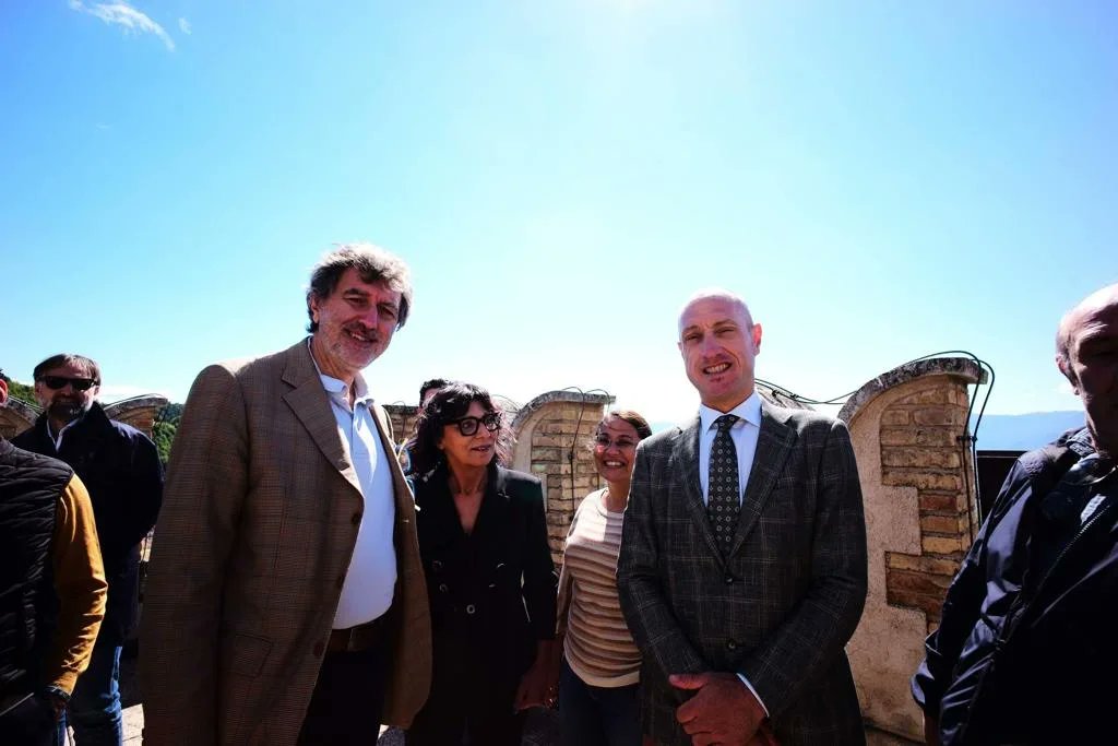 CelanoDi's tweet photo. 🇮🇹 Questa mattina il Presidente della @Regione_Abruzzo @marcomarsilio in visita a Celano, accolto dal Sindaco Santilli e Amministrazione.
Le tappe:
✅ Castello Piccolomini
✅ Centrale termica
✅ Impianto fotovoltaico
✅ Aziende Kopen e Oskura  
#comunedicelano 
#abruzzo https://t.co/kYPYUzuo5Q