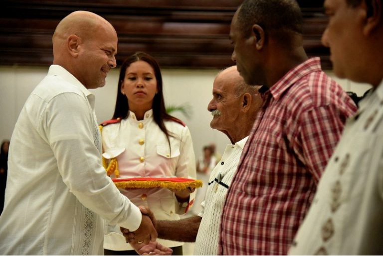 GHNordelo5's tweet photo. Encabezó nuestro Presidente @DiazCanelB el acto nacional de condecoraciones con motivo del 62 aniversario de los #CDRCuba #Cuba #62SiendoPueblo #SomosDelBarrio #CódigoSí https://t.co/7ssqdn2beh