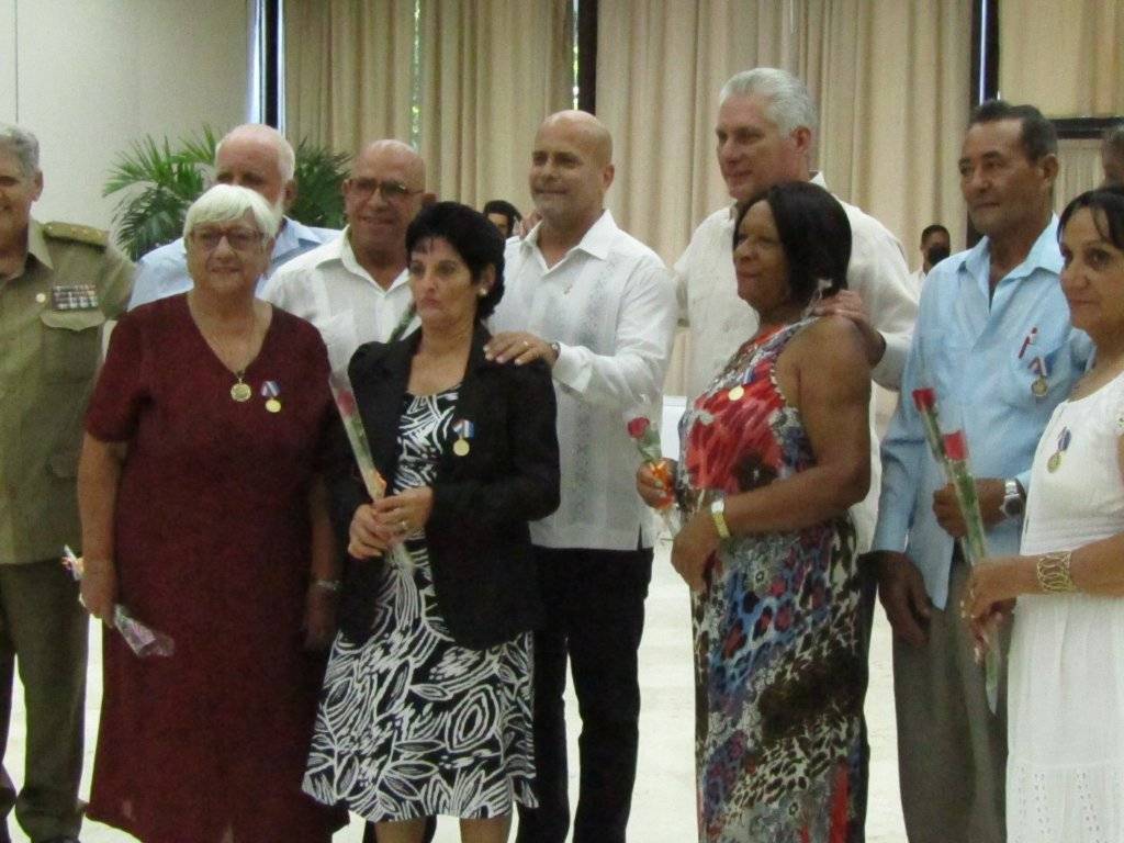 GHNordelo5's tweet photo. Encabezó nuestro Presidente @DiazCanelB el acto nacional de condecoraciones con motivo del 62 aniversario de los #CDRCuba #Cuba #62SiendoPueblo #SomosDelBarrio #CódigoSí https://t.co/7ssqdn2beh