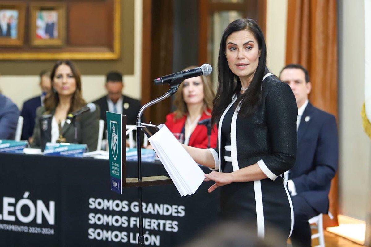 municipio_leon's tweet photo. ➡️ En su mensaje, la Presidenta Municipal enfatizó 🌟 en el trabajo de cada una de las banderas de la Administración y agradeció 🙏🏼 el acompañamiento en este primer año de trabajo a los integrantes del ayuntamiento por hacer posible este 1️⃣ Primer Informe de Gobierno. https://t.co/szv9TZ3xfz